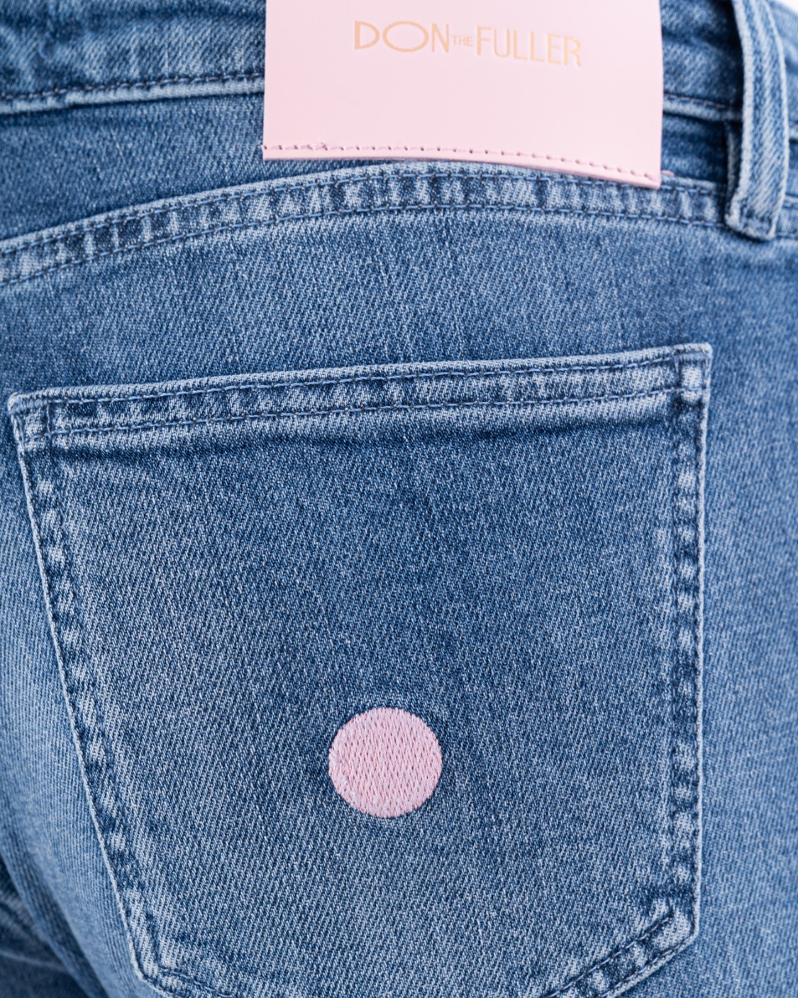 shop DON THE FULLER  Jeans: Don The Fuller denim "Bordeaux".
Slim fit.
Lavaggio blu medio chiaro.
Zip, bottone oro, salpa in pelle rosa, pallino rosa.
Composizione: 98% cotone organico 2% elastan riciclato.
Made in Italy.. BORDEAUX DTF-D number 2951568